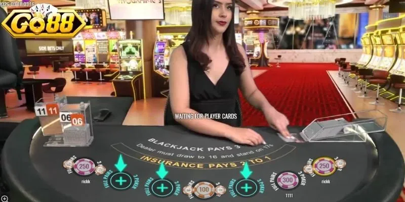 Cách chơi Blackjack bắt đầu bằng việc phát 2 lá bài